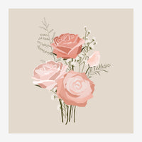 Bouquet de trois roses rose pâle et coral avec feuillages verts et petites fleurs délicates sur fond beige clair.