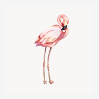 Un flamant rose stylisé aux teintes rose pâle et beige, tête relevée, sur fond blanc minimaliste.