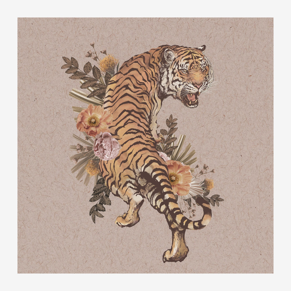Un tigre aux rayures marquées, gueule ouverte, entouré de fleurs roses et jaunes et de feuillages sur fond beige clair.