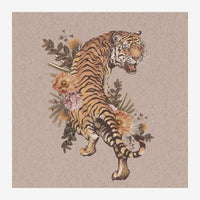 Un tigre aux rayures marquées, gueule ouverte, entouré de fleurs roses et jaunes et de feuillages sur fond beige clair.
