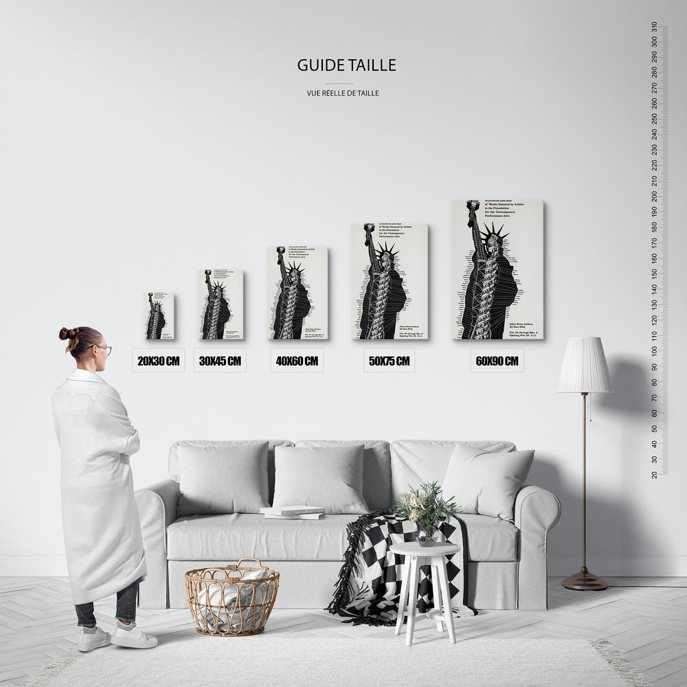 Guide des tailles : le tirage présenté dans ses 5 formats de vente, à l'échelle réelle sur un mur de salon, avec une règle en centimètres.