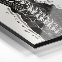 Gros plan du relief : la surépaisseur d'encre en lumière rasante sur aluminium Dibond.