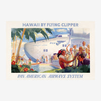 Affiche vintage montrant un avion hydravion blanc amarre près d'une plage avec un groupe de passagers en tenue tropicale.
