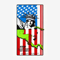 Affiche représentant la Statue de la Liberté en silhouette noire sur un fond aux bandes rouges et blanches du drapeau.