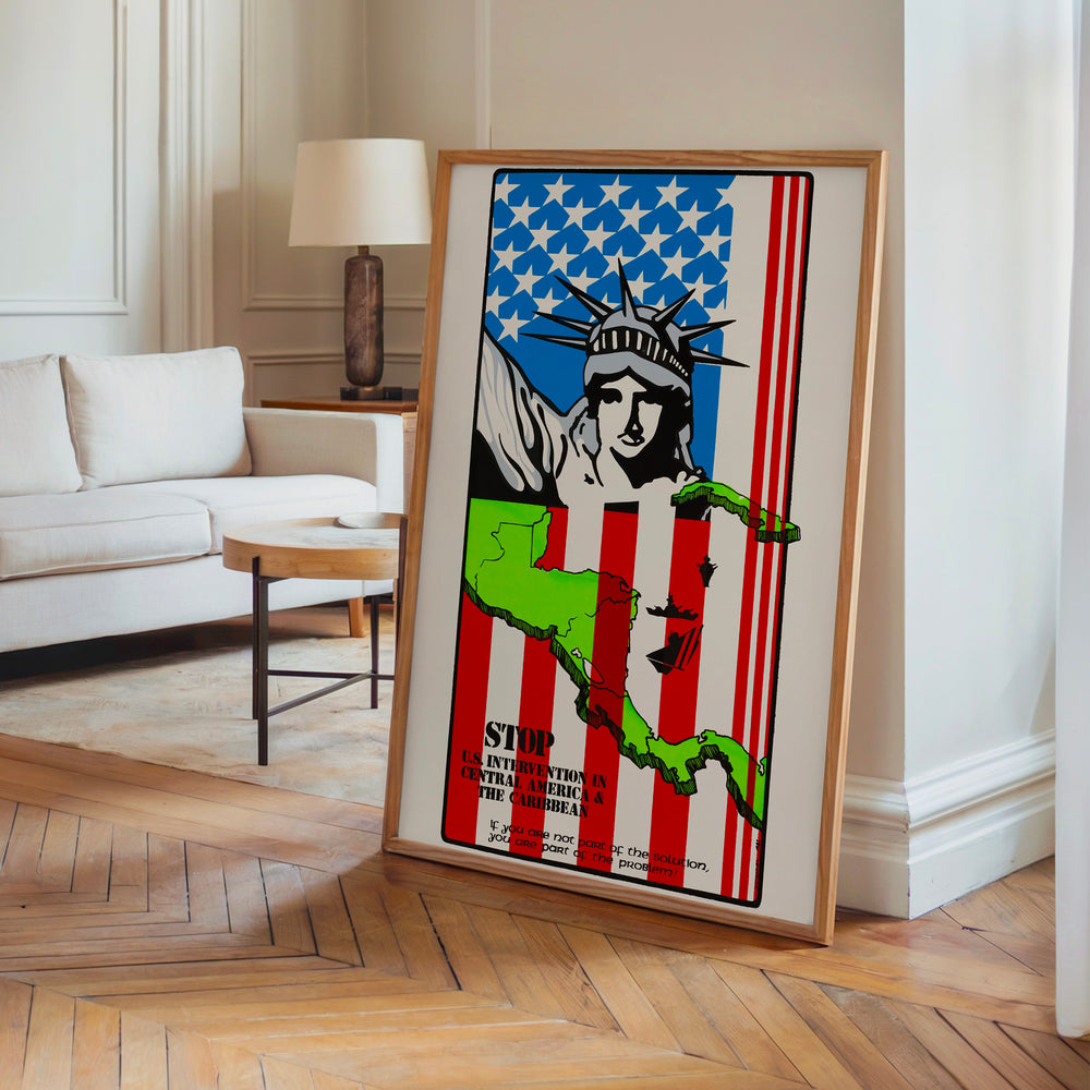 Le tableau accroché en situation dans un intérieur meublé.