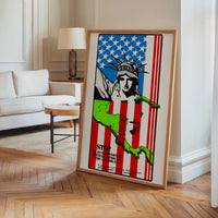 Le tableau accroché en situation dans un intérieur meublé.