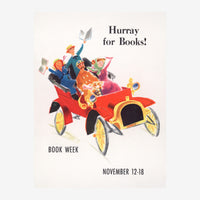 Affiche vintage illustrant quatre enfants excités dans une automobile rouge décapotable avec le texte "Hurray for Books!" et.