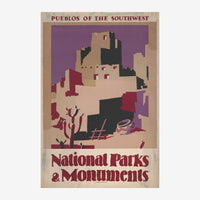 Affiche vintage représentant des pueblos avec architectures géométriques en ocre et terracotta sur fond prune, accompagnée.