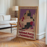 Le tableau accroché en situation dans un intérieur meublé.