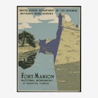 Affiche vintage beige et gris-bleu montrant les fortifications jaunes du Fort Marion au bord de l'eau, avec un arbre noueux.