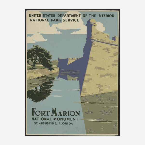Affiche vintage beige et gris-bleu montrant les fortifications jaunes du Fort Marion au bord de l'eau, avec un arbre noueux.
