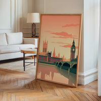 Le tableau accroché en situation dans un intérieur meublé.