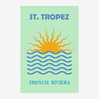 Affiche vintage avec texte « St. Tropez » et « French Riviera » en bleu, représentant un soleil orange aux rayons ondulants.