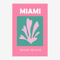 Affiche rose et turquoise représentant Miami Beach avec lettres blanches et une forme botanique stylisée en rose clair sur.