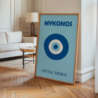 Le tableau accroché en situation dans un intérieur meublé.