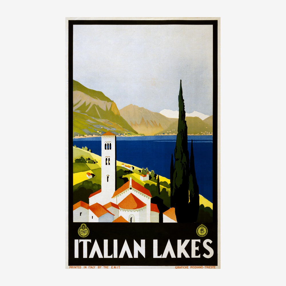 Affiche vintage art déco représentant un paysage lacustre italien avec une église blanche aux toits rouges, des montagnes.