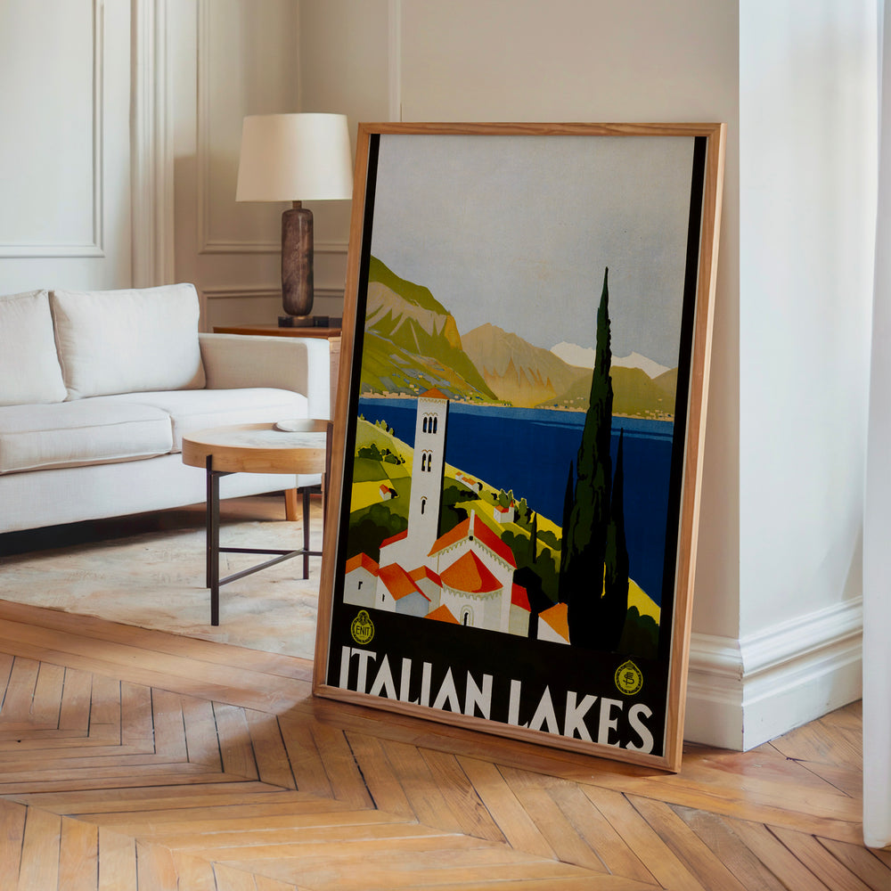 Le tableau accroché en situation dans un intérieur meublé.