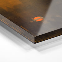 Gros plan de la matière : le tirage sous verre acrylique, tranche transparente visible.