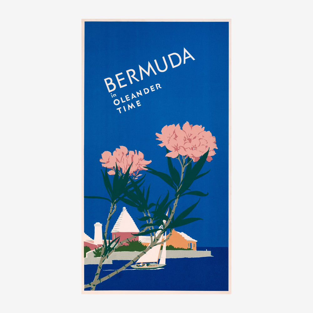 Affiche vintage bleu nuit montrant des fleurs d'oléandre roses, un voilier blanc et une maison blanche face à la mer, avec.
