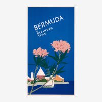 Affiche vintage bleu nuit montrant des fleurs d'oléandre roses, un voilier blanc et une maison blanche face à la mer, avec.