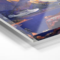 Gros plan de la matière : le tirage sous verre acrylique, tranche transparente visible.