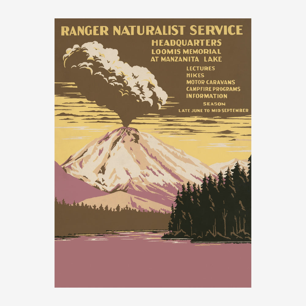 Affiche vintage d'un volcan enneigé avec pentes terracotta dominant un lac, forêts de sapins et ciel jaune doré, texte.
