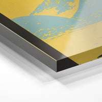 Gros plan de la matière : le tirage sous verre acrylique, tranche transparente visible.