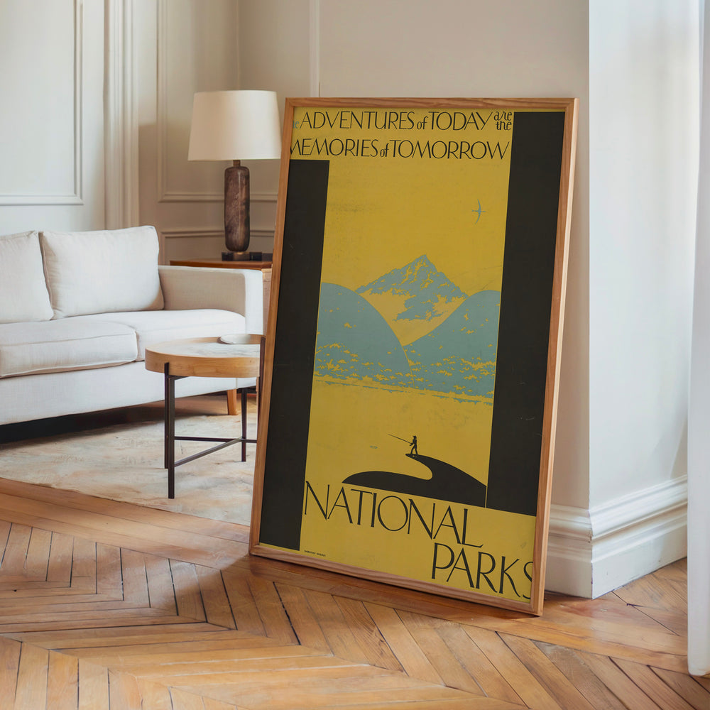 Le tableau accroché en situation dans un intérieur meublé.