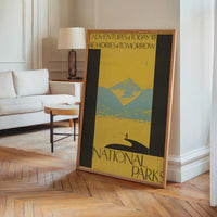 Le tableau accroché en situation dans un intérieur meublé.
