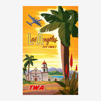 Affiche vintage représentant Los Angeles avec palmiers, bâtiment blanc à toiture rouge, avion bleu dans un ciel doré, logo.