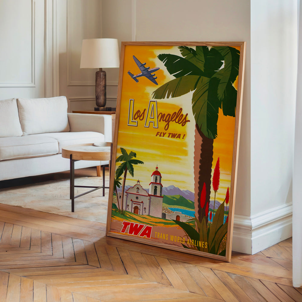Le tableau accroché en situation dans un intérieur meublé.