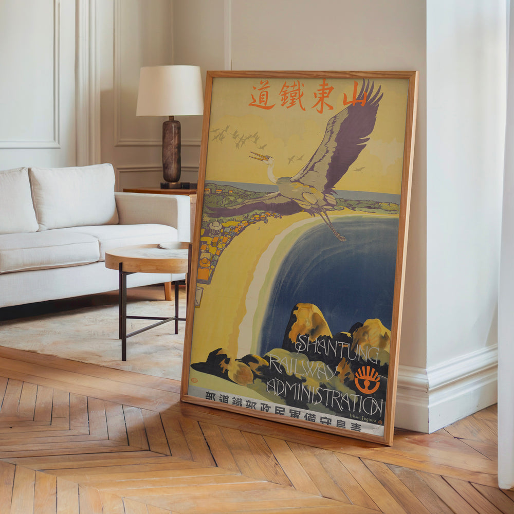 Le tableau accroché en situation dans un intérieur meublé.