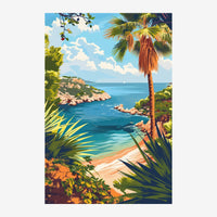 Vue d'une baie tropicale encadrée par des palmiers et une végétation luxuriante, avec une plage de sable clair et une mer.