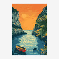 Une baie étroite encadrée par deux falaises rocheuses, avec une barque orange au premier plan, un ciel orange vif et une eau.