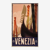 Affiche vintage montrant les silhouettes stylisées de gondoles vénitiennes et de leurs ornements dorés sur fond de ciel rosé.