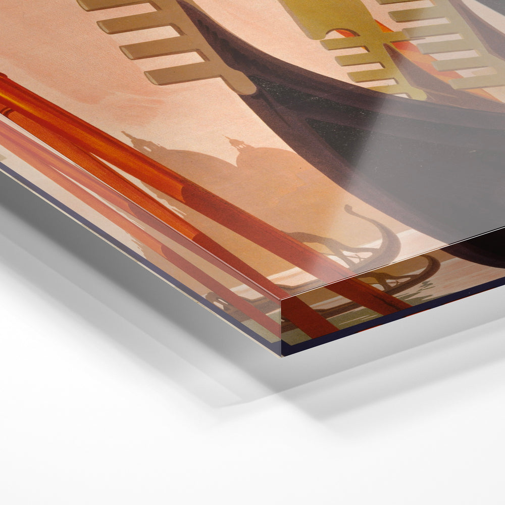 Gros plan de la matière : le tirage sous verre acrylique, tranche transparente visible.