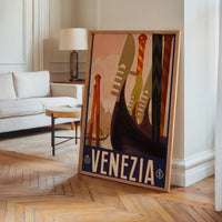 Le tableau accroché en situation dans un intérieur meublé.