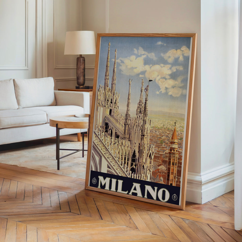 Le tableau accroché en situation dans un intérieur meublé.