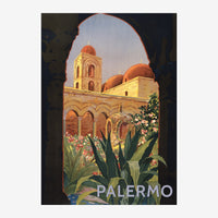 Affiche de voyage rétro représentant une église méditerranéenne aux dômes rouges et façade dorée, vue à travers une arche de.