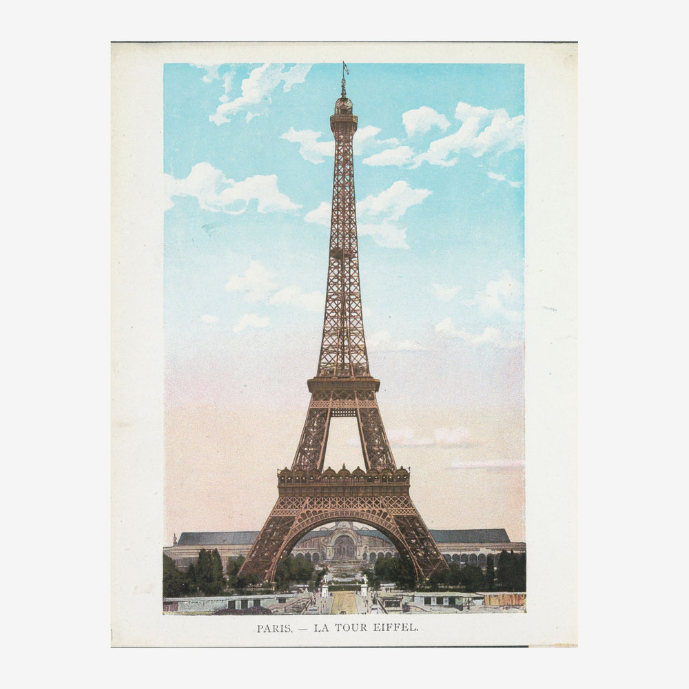 Affiche vintage représentant la Tour Eiffel domptée par un ciel bleu clair avec nuages blancs, avec un cadre ivoire épais.