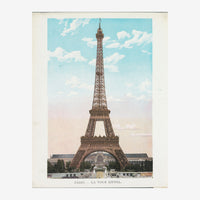 Affiche vintage représentant la Tour Eiffel domptée par un ciel bleu clair avec nuages blancs, avec un cadre ivoire épais.