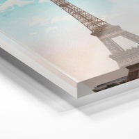 Gros plan de la matière : le tirage sous verre acrylique, tranche transparente visible.