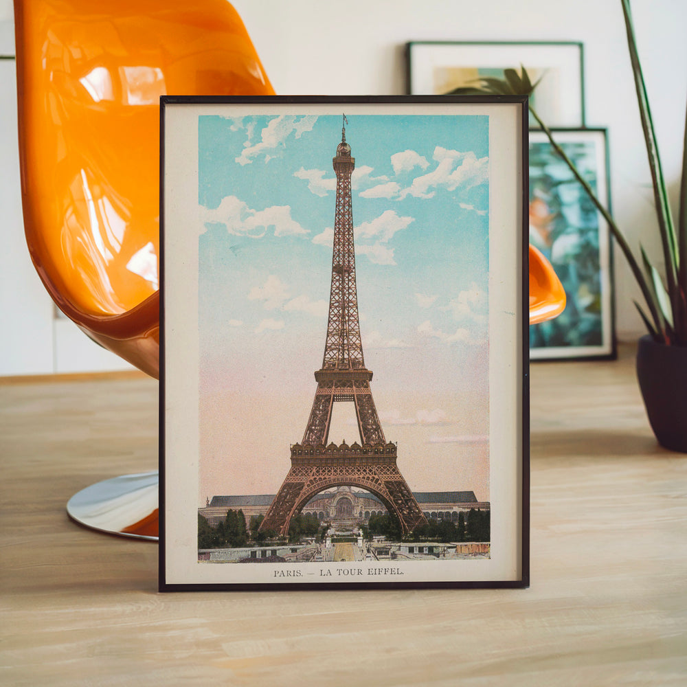 Le tableau accroché en situation dans un intérieur meublé.