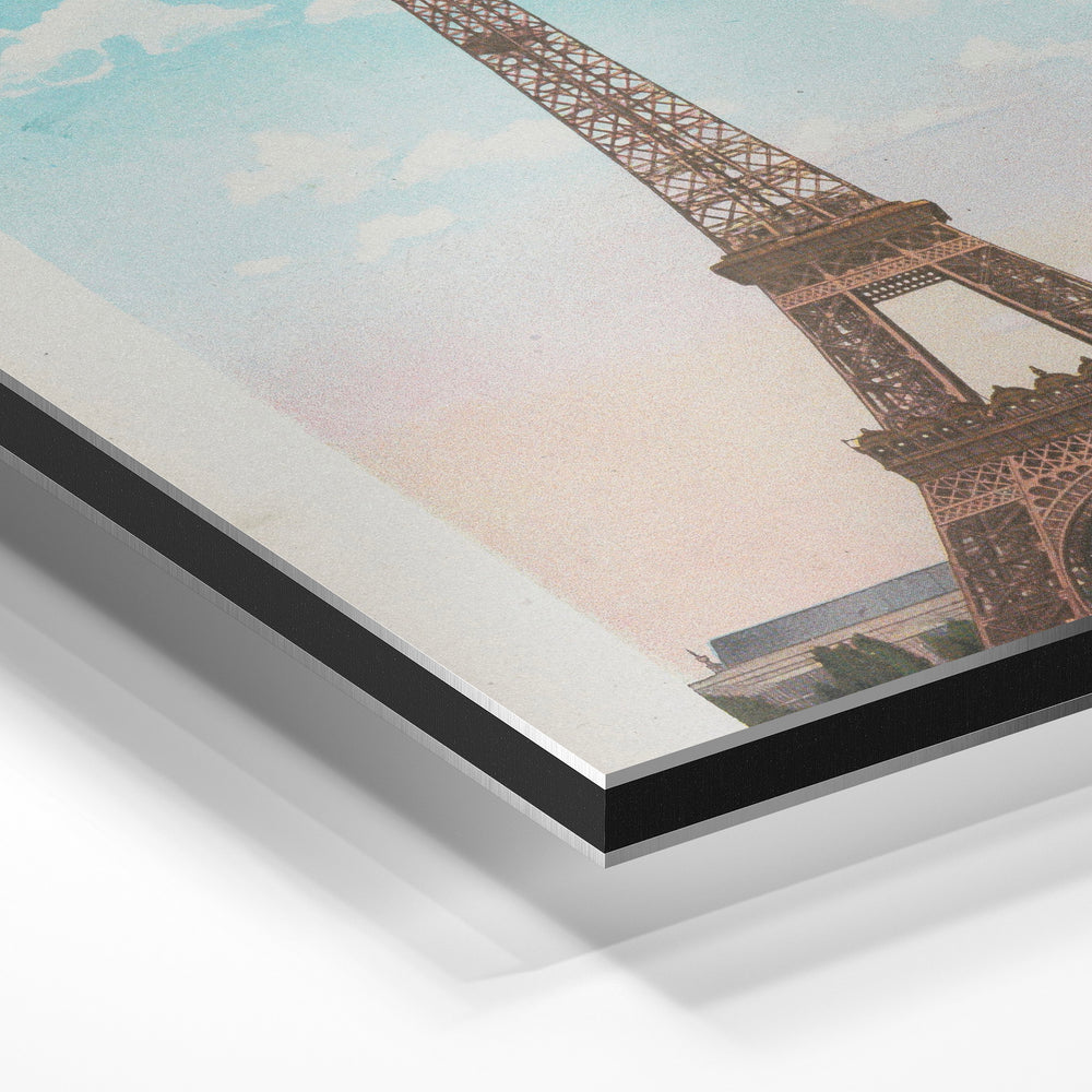 Gros plan de la matière : le tirage contrecollé sur aluminium Dibond mat, tranche visible.