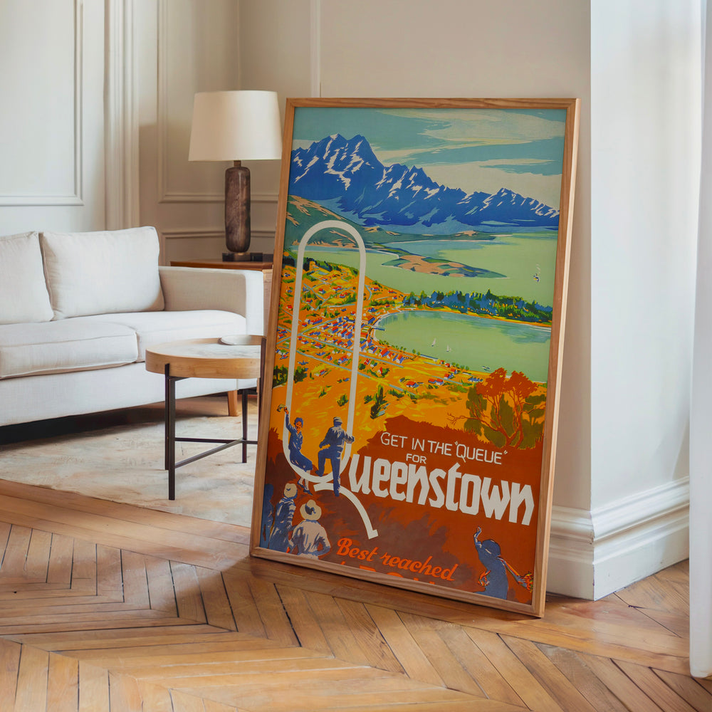Le tableau accroché en situation dans un intérieur meublé.
