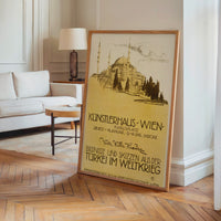 Le tableau accroché en situation dans un intérieur meublé.