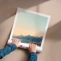 L'impression présentée en poster, sans encadrement, sur un mur neutre.