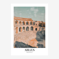 Affiche de voyage montrant l'amphithéâtre antique d'Arles en terracotta avec ses arcades, sous un ciel bleu clair avec texte.