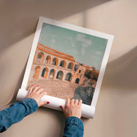 L'impression présentée en poster, sans encadrement, sur un mur neutre.