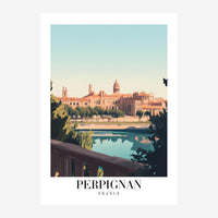 Affiche de voyage représentant la ville de Perpignan vue depuis un fleuve, avec ses bâtiments en terracotta et une.